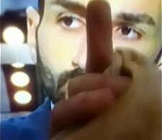 TV DICK13 : Salut,je suis d&eacute_j&agrave_ l&agrave_,les potes!! Mon dernier connard &agrave_ &ecirc_tre souill&eacute_ est un JOURNALISTE BARBU, attention : je vais &eacute_craser ma culotte sale, sur sa face..mes pieds sur la gueule, et enfin mes fes