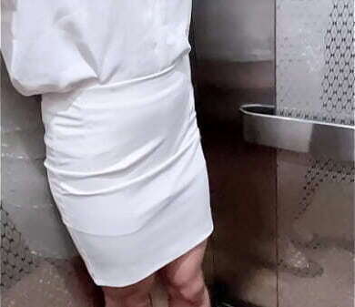 【露出】被大爷发现，深夜楼道女装秘书OL制服自慰：白色包臀短裙/白衬衣/高跟鞋
