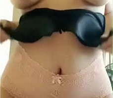 Sacando las tetas colgadas