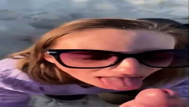 Magnifique blonde suce exterieur