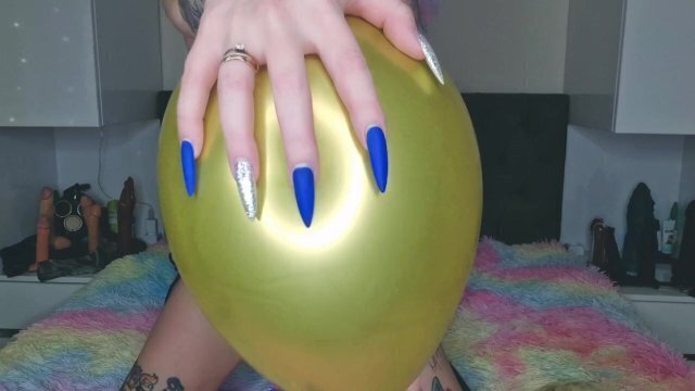 Balloon fetish. Dominatrix Nika inflates balloons, scratches them.