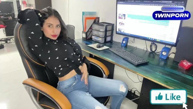 Secretaria cachonda chupa folla polla jefe hasta correrse boca Atrapado masturbándo