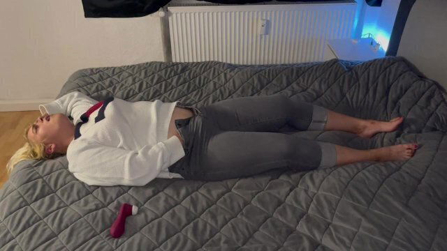 Multiple orgasmen Bett zittern zucken stöhnen blond Jeans geil nass versaut Vorspiel