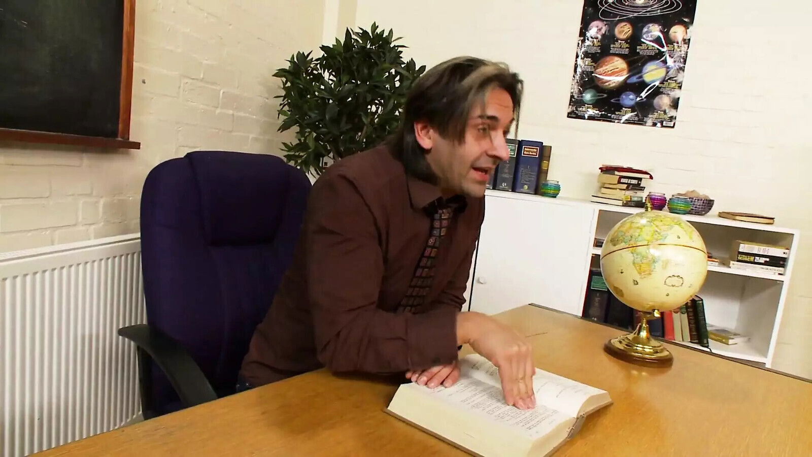 Young Hannah Shaw slut gets pussy penetrated