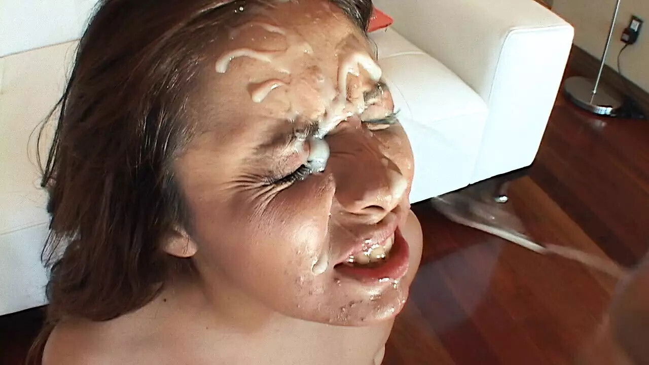 Construction site inspectora punishes employees with blowjobs