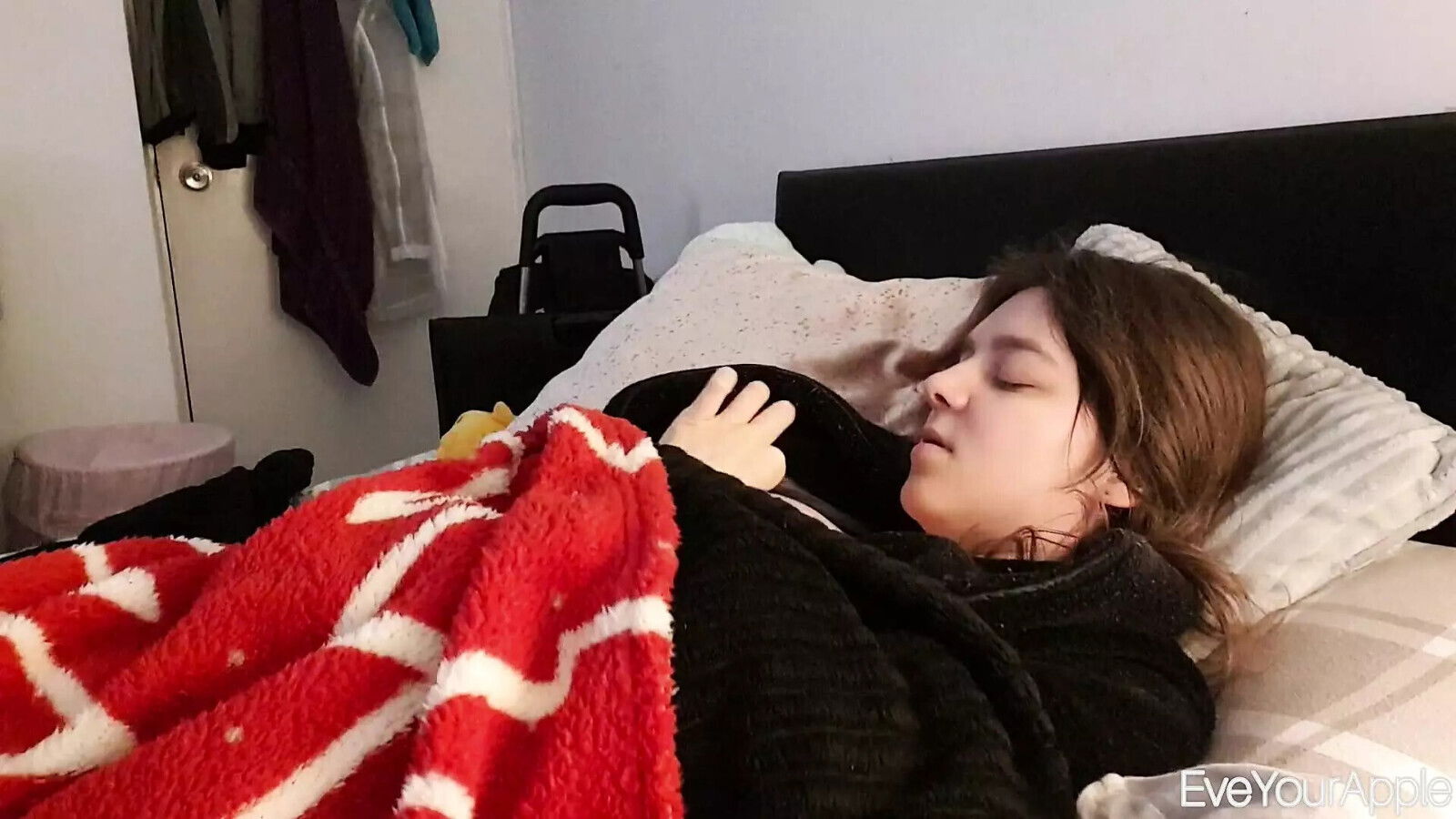 Cosy Orgasms Under Blankets EveYourApple College