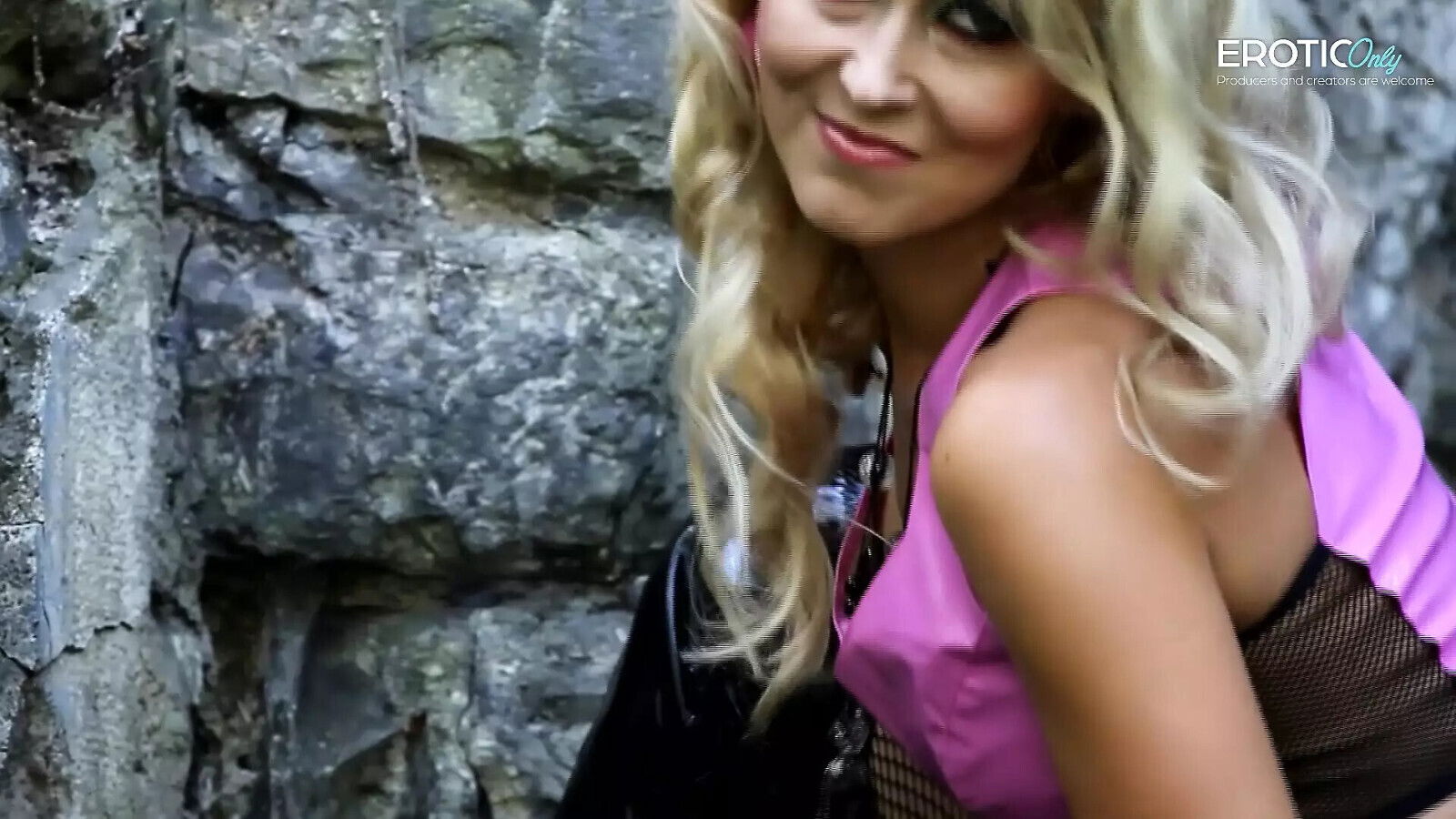 Blonde milf gets naked outdoors show users EroticOnly!