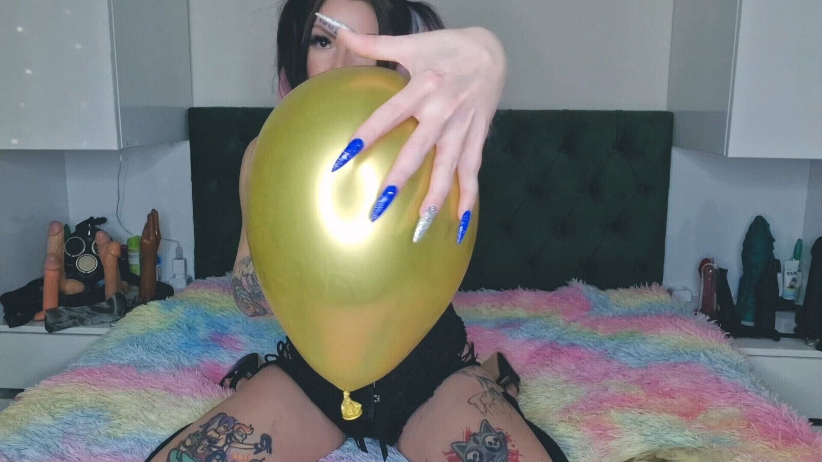 Balloon fetish. Dominatrix Nika inflates balloons, scratches them.