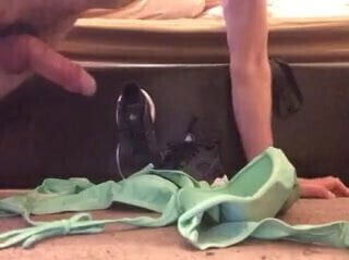 Girlfriends sister dirty bikini and trainers quick cum