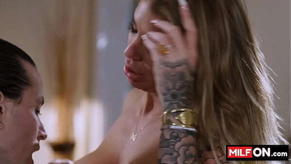 Stunning blonde MILF covered sexy tattoos suck huge dick Dames, Romero