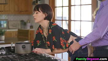 FamilyOrgasm Fucks Daring Daughter Wife while Cooks Spaghetti