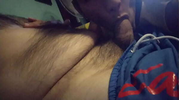 Saboreando pija macho peludo