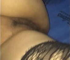 en posicion de perrita me coge un chico repartidor de agua, me llena de leche y mi esposo me limpia mi caliente panochita