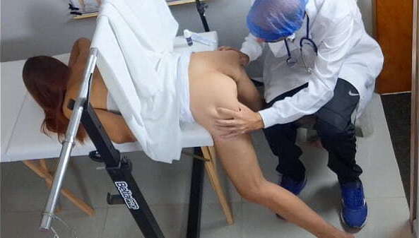 barato saiu caro! Novinha ginecologista doutor fudeu bucetinha!