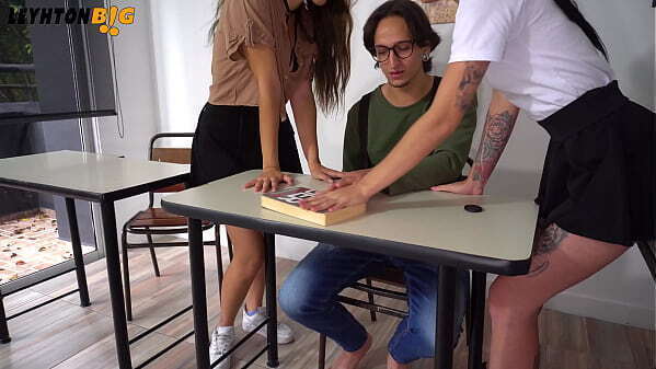 chicas malas clase intentan hacerme bullying pero sorprende gran verga