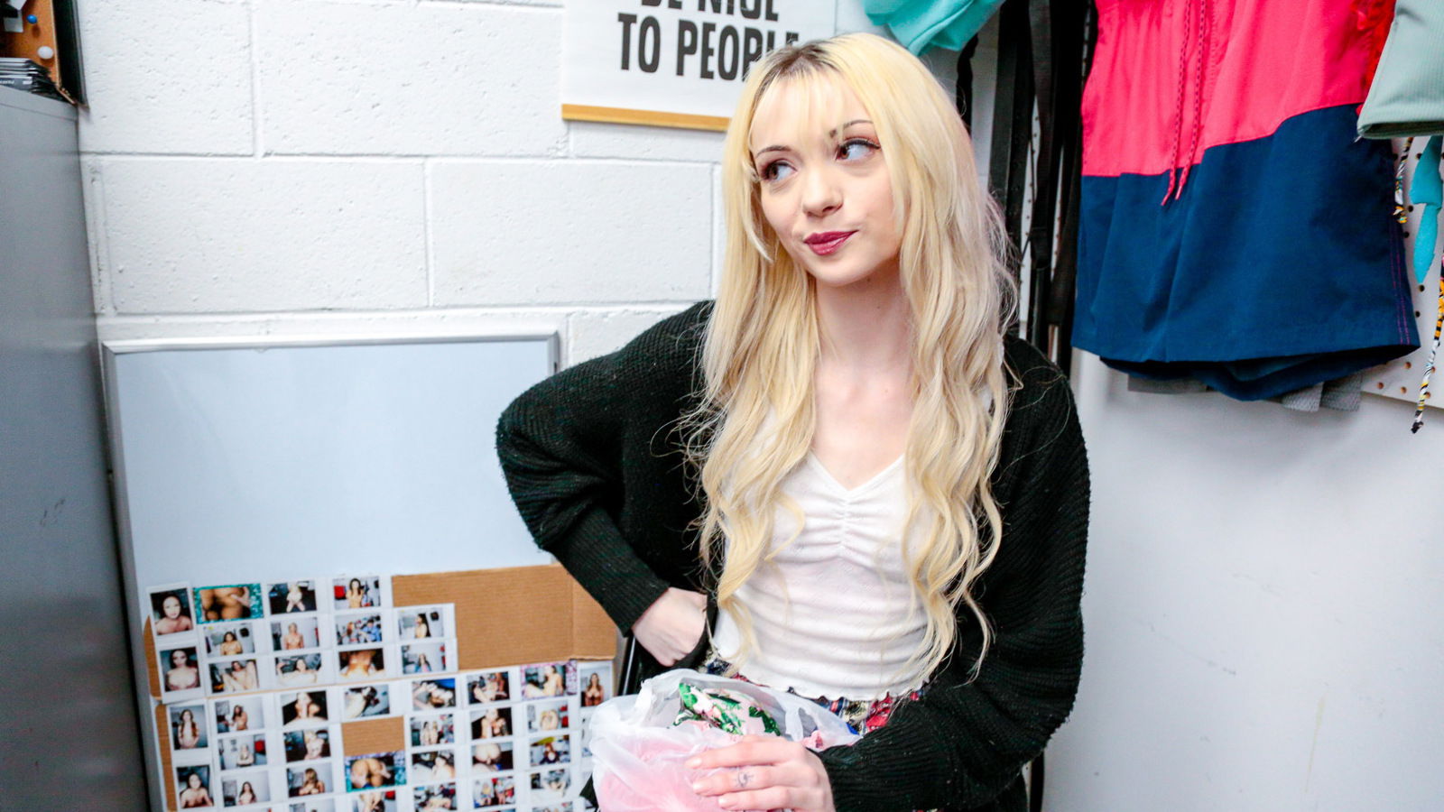 Blonde-haired minx Cecelia Taylor gets good dicking from older