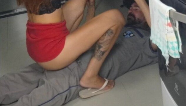 Casada recebe encanador calcinha!