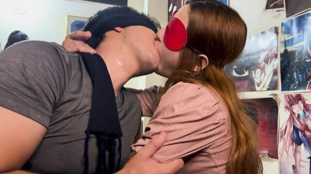 Hermanastra Profundo Beso Francés antes cama