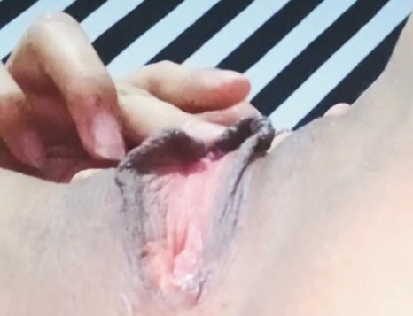 dedos juegan clítoris hasta corro