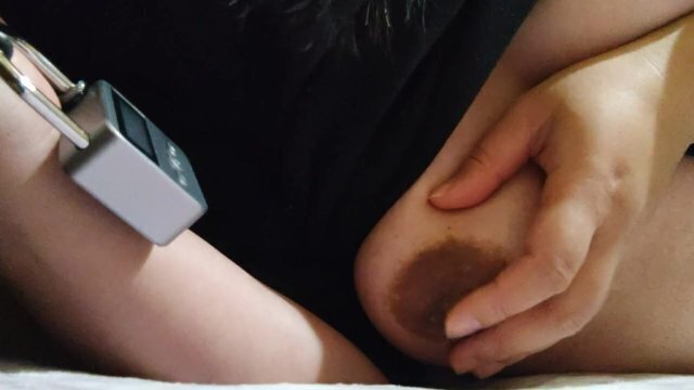 ビチ○ソ我慢状態でタイマー付き南京錠を使ってベッドの柵に拘束された状態で乳首オナニーして情けない声を出す変態日本人女性♥️