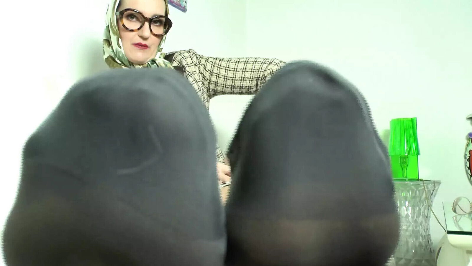 Strict Sniffing Cheesy Feet Cumming Milking Lady Victoria Valente