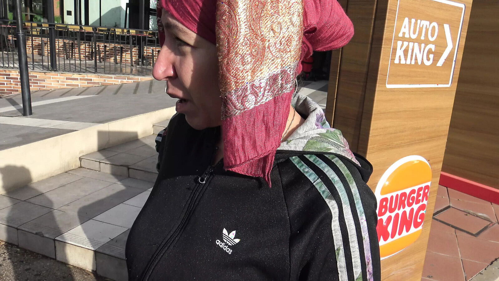 This amateur milf HUNGRY gives handjob exchange BURGER