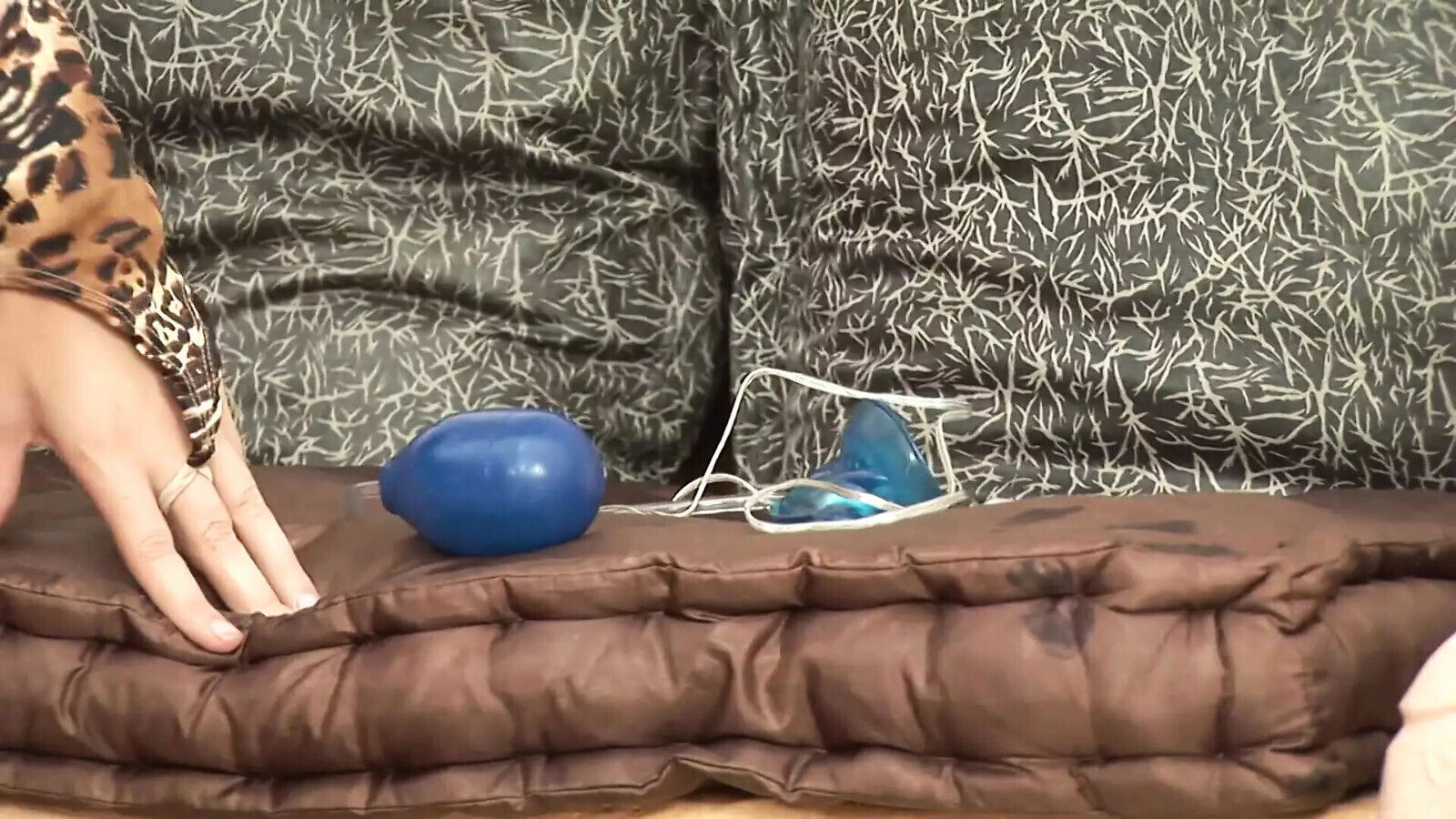 Massive perfect pushes dildo cunt