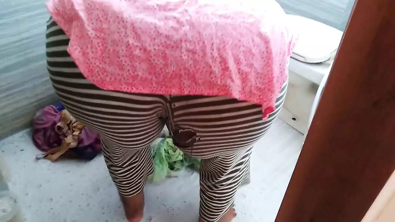 Indian sexy mother fucked son-in-law while washing clothes bathroom