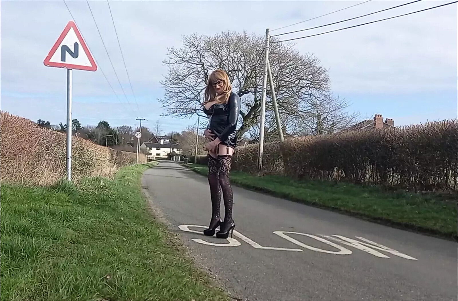 Tranny Outdoor Pissing Jerking