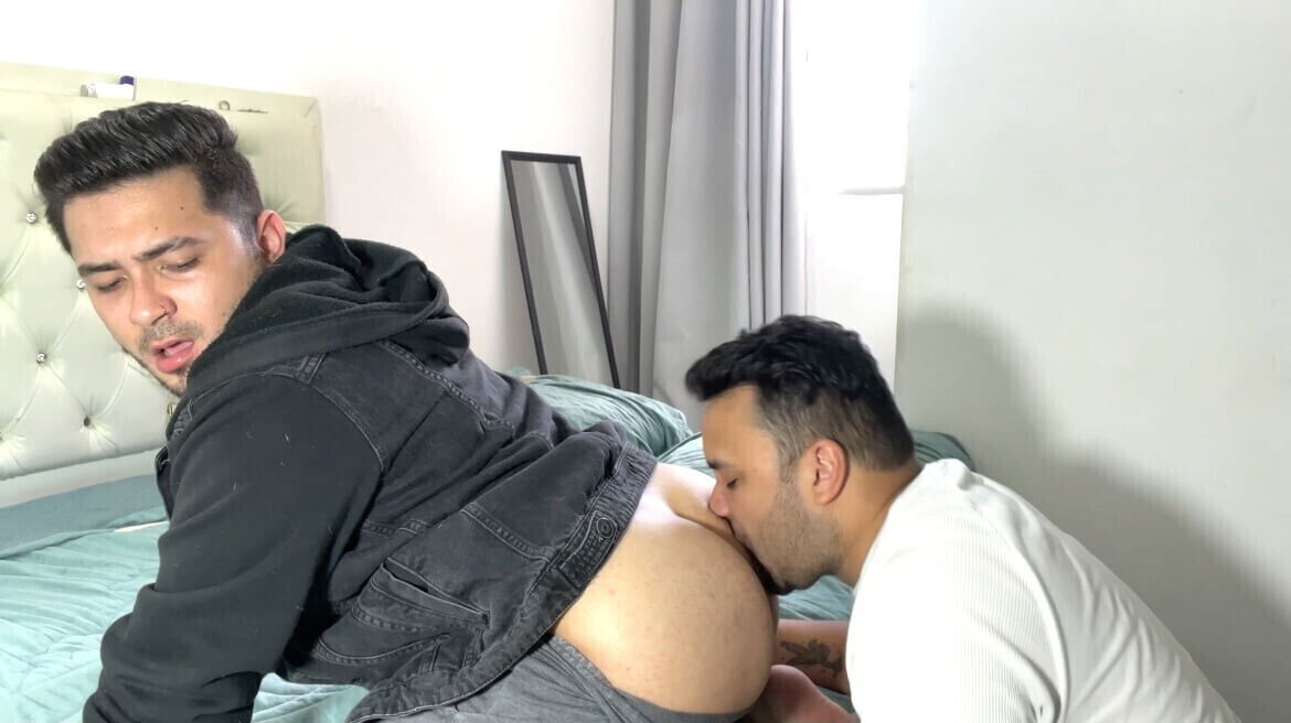 Pizza delivery collects with customer's ass, leaves open full milk