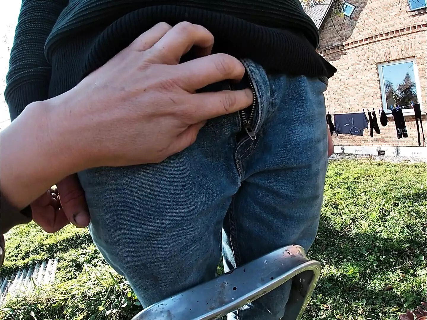 Cheating wife gives blowjob gardener