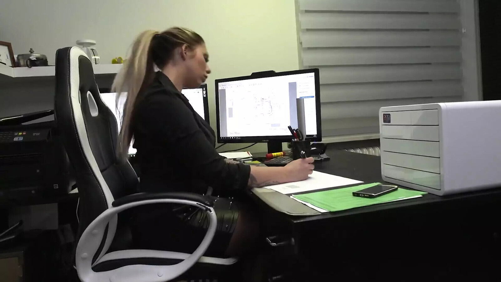 Curvy with huge solves problem with sucking fucking huge office