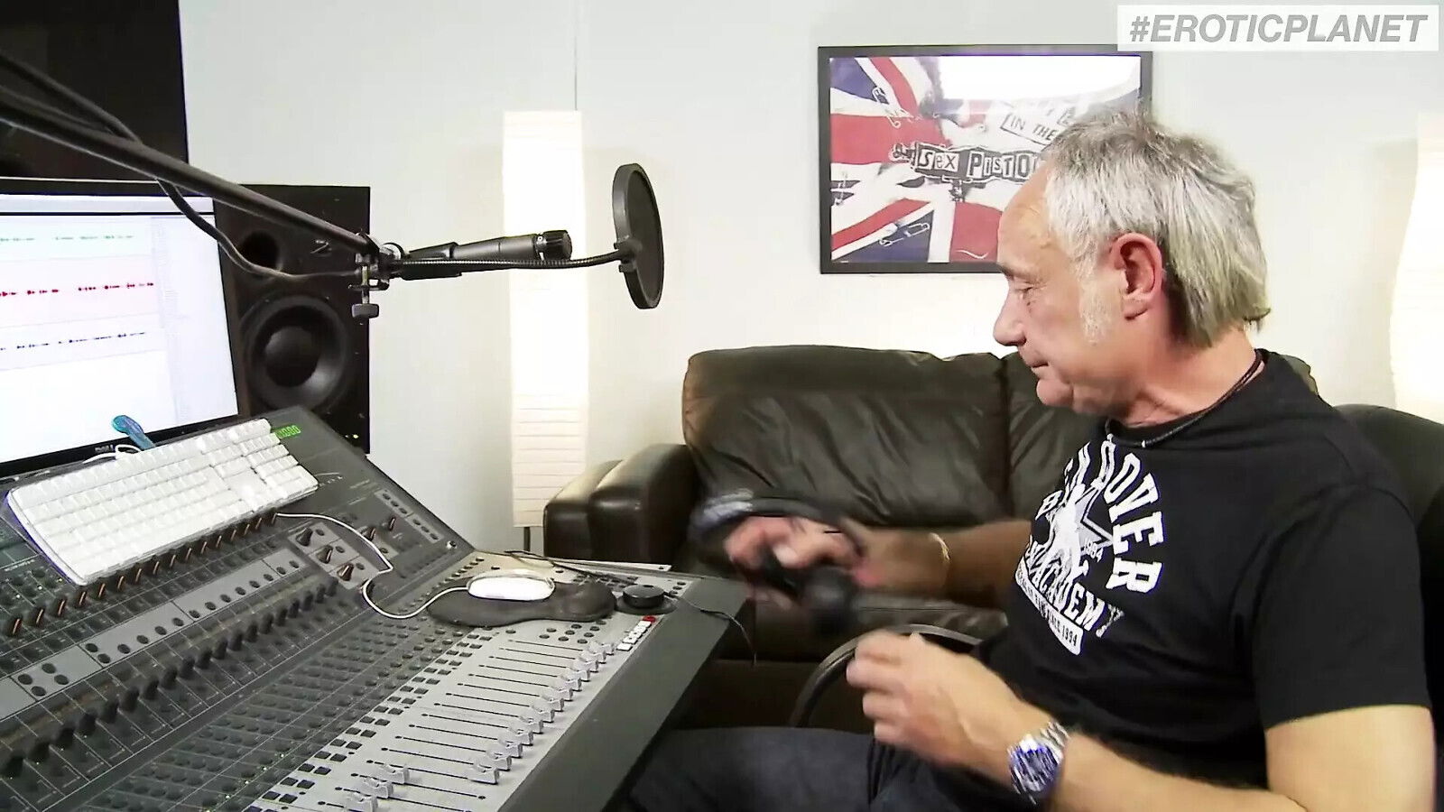 Dovers: blonde sucks guys