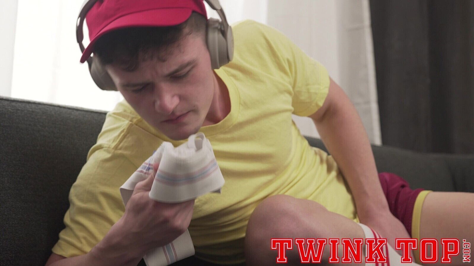 TwinkTop Athlete gives hung and uncut Mateo Tomas a blowjob