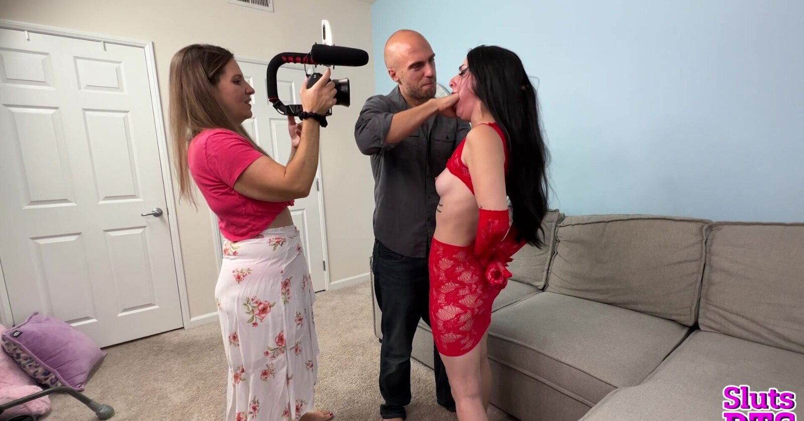 Brunette milf Suzanne Ferrari gets facial with mouth