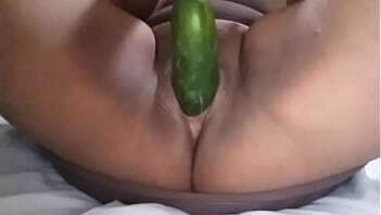 Chica con pepino
