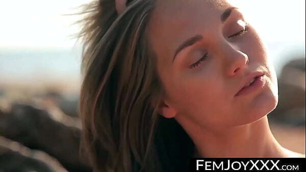 FemJoyXXX.com embraces nature bare beach solo