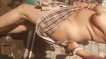 gaon ki ladki ko nahate huye dekha