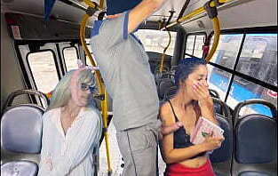 Trabalhador tira fora encoxa mulheres dentro &ocirc_nibus p&uacute_blico!
