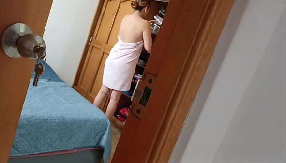 madrastra descubre espi&aacute_ndola cuando sale ducha asombra polla dura