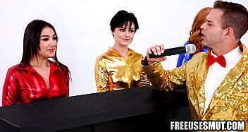 teens freeused during show