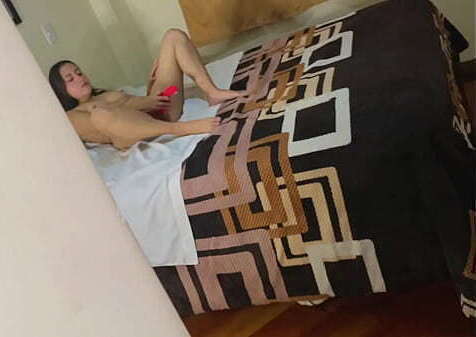 Espiando como mete dildo hermanastra