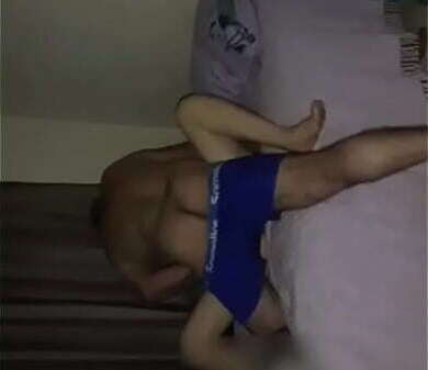 Branquinha casada abrindo pernas para amante