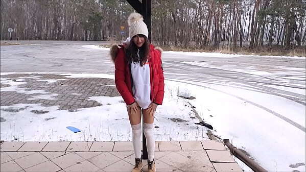 Napalona dziewczyna przy drodze ekstremalnym orgazmem