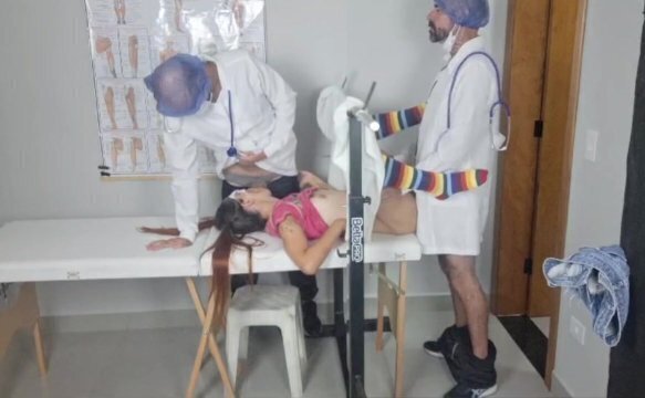 Paciente olhos vendados equipe médicos fode paciente!