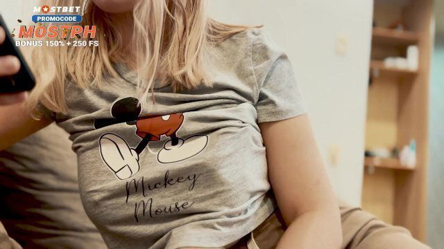 Жена порадовала своей киской встала раком чтоб трахнули