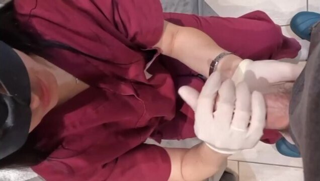 Dottoressa visita controllo paziente guanti bianchi sterili. Dialoghi COMPLETO