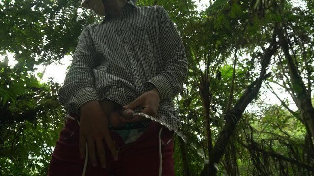 MASTURBACION MASCULINA HOMBRE BOSQUE TOCA CUERPO PAJEA POLLA BIEN DURA.