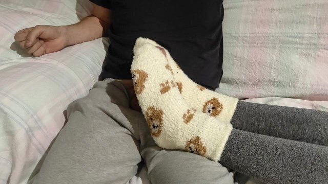 amateur Loulou gives sockjob with sexy toes