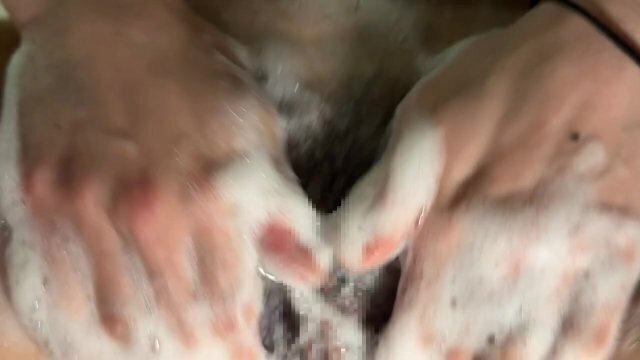 妻と一緒にお風呂　アソコを丁寧に洗う妻